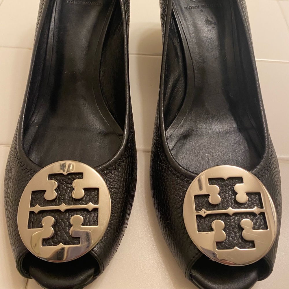 NEW without box size 11 TORY BURCH BLACK PEEP TOE WEDGE HEELS WITH SILVER EMBLEM